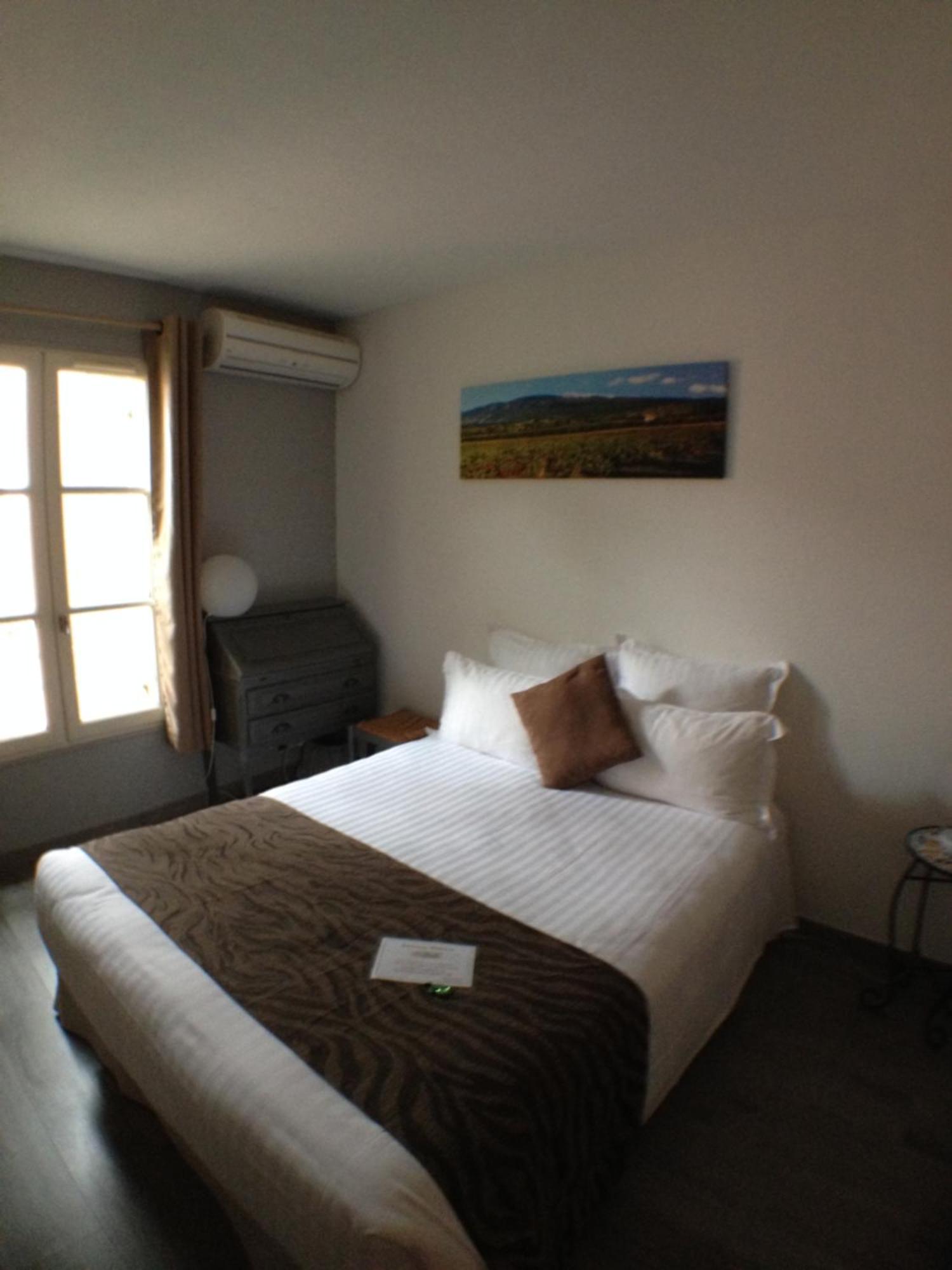 Logis Hotel La Ferme Avinhão Quarto foto